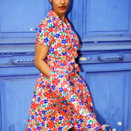 robe chemisier à fleurs rouges et bleues